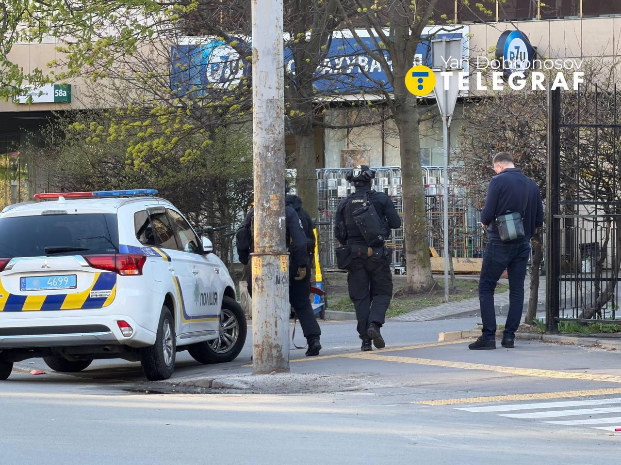 У київській лікарні померла жінка, яку поранив стрілець: Зеленський відреагував на теракт