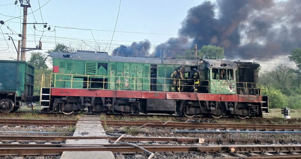 Російські дрони вдарили по залізниці на Дніпропетровщині: постраждав машиніст (фото)