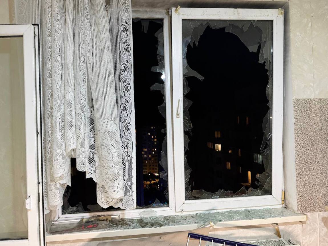 РФ атакувала Одесу дронами: є влучання в багатоповерхівку, пошкоджено гіпермаркет (фото) - news image