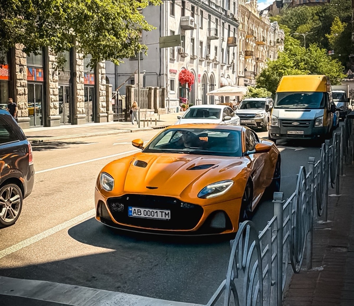 У Києві засвітився рідкісний "суперлегкий" Aston Martin поту