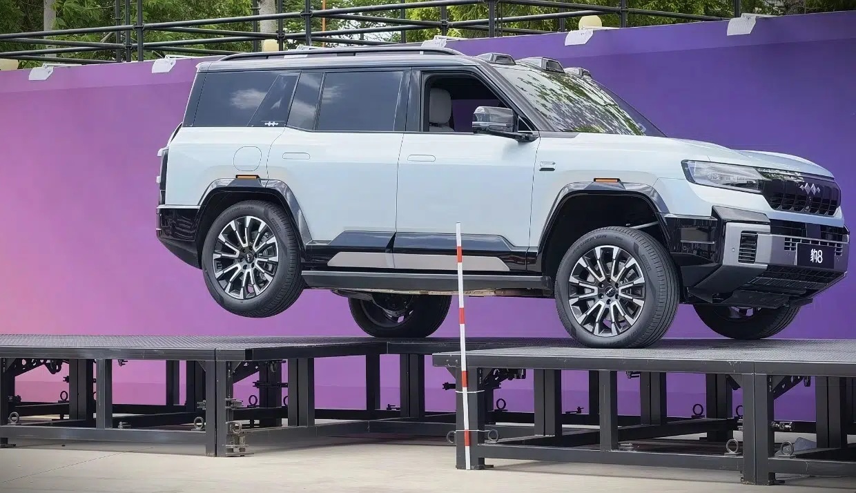 Новий позашляховик BYD вміє їздити на трьох колесах та не потребує домкрата (відео)