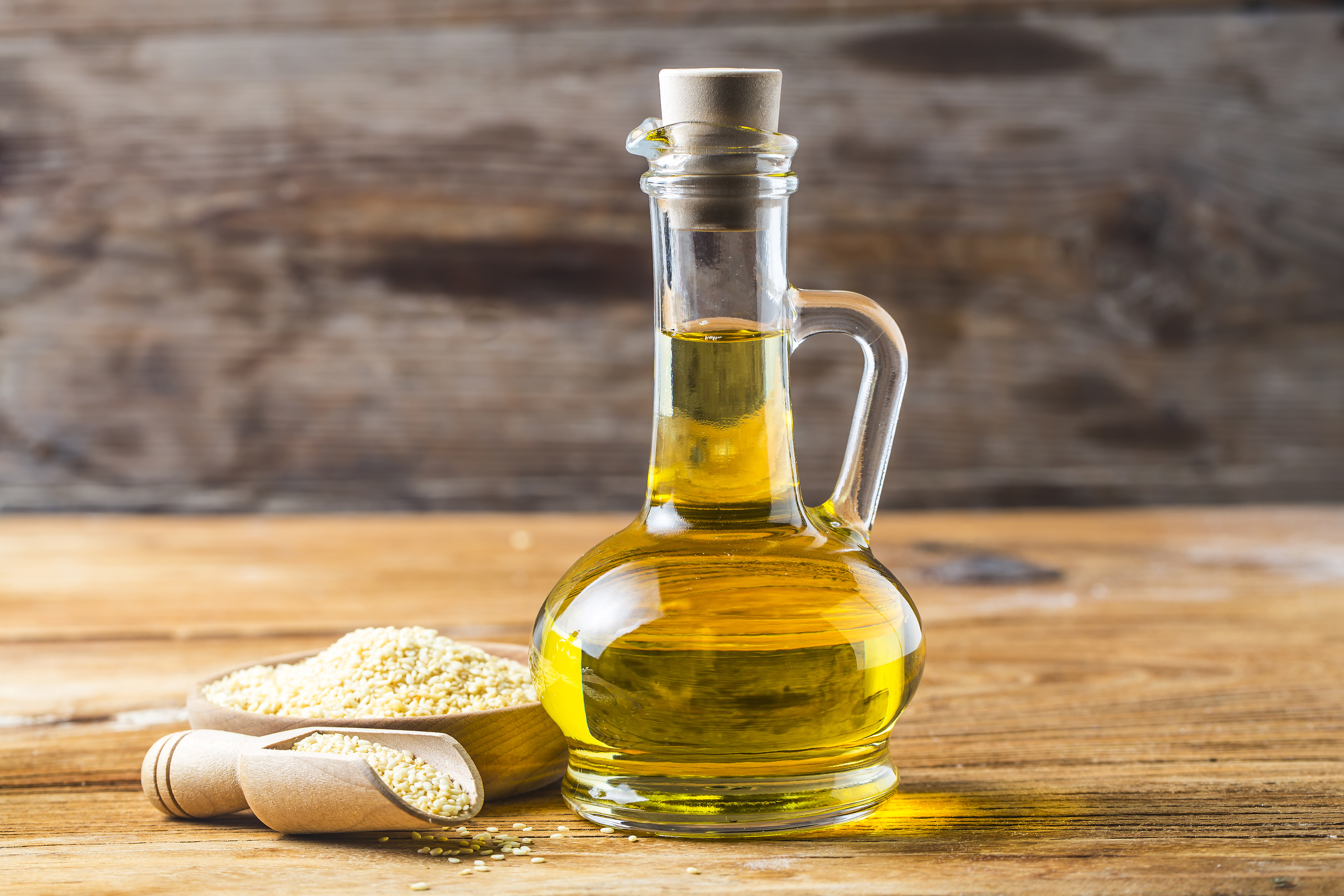 A bottle of olive oil. Растительное масло. Оливковое масло. Масло подсолнечное. Кунжутное масло.