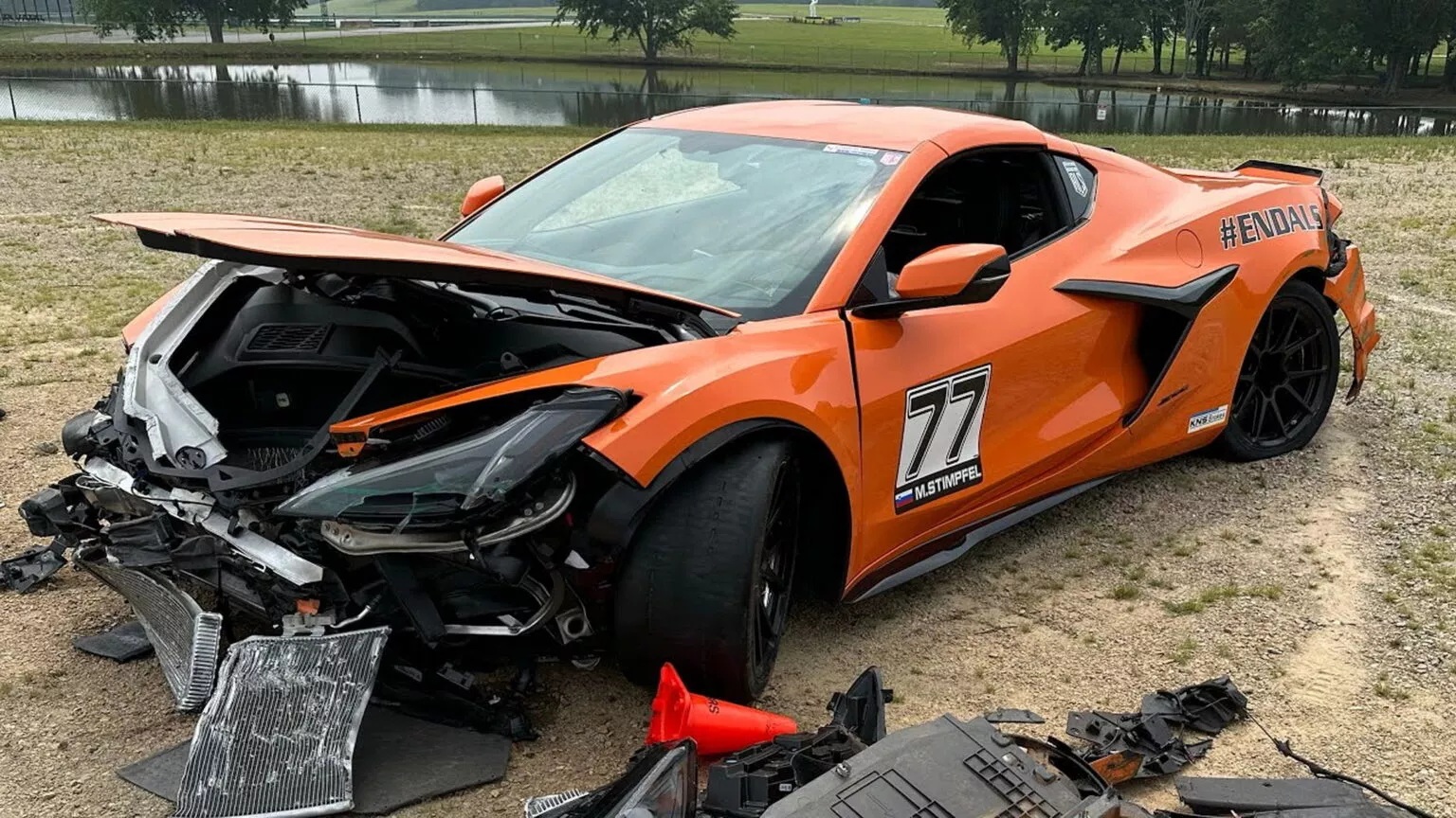 Новейший сверхмощный Chevrolet Corvette за $100 000 разбили вскоре после  покупки (видео)