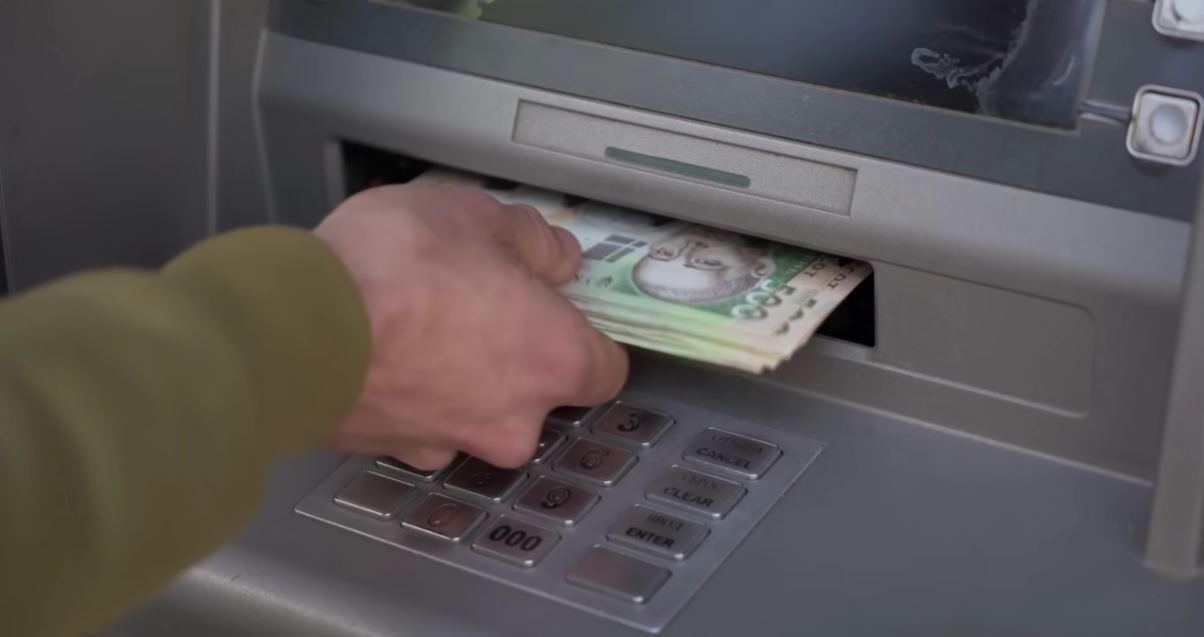 Ліміти на зняття готівки в Україні: яку суму на добу можна отримати в банках