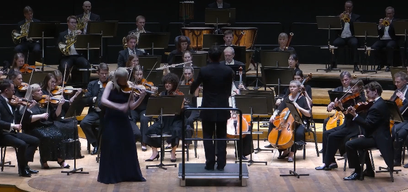 Скрипачка в шоці: диригент жбурнув об підлогу скрипку 18 століття під час концерту (відео)