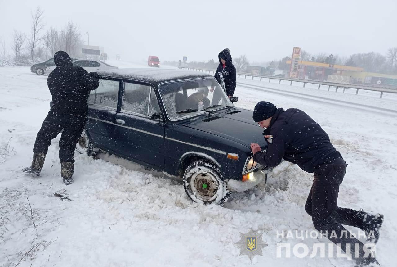 "Снег выше чем авто". Из-за снегопада перекрыли часть трассы Киев-Одесса