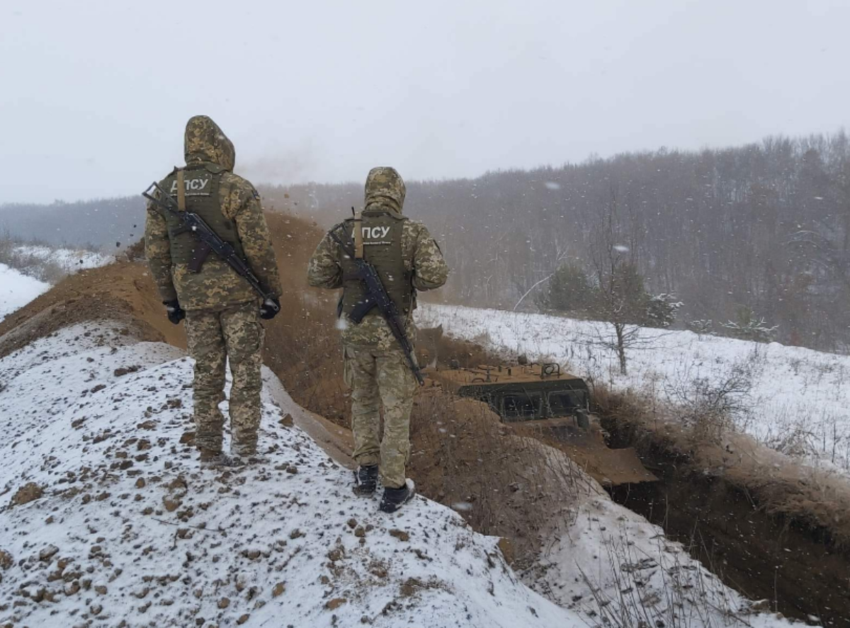 Двое пограничников на Закарпатье сбежали в соседнюю страну во время патрулирования: детали