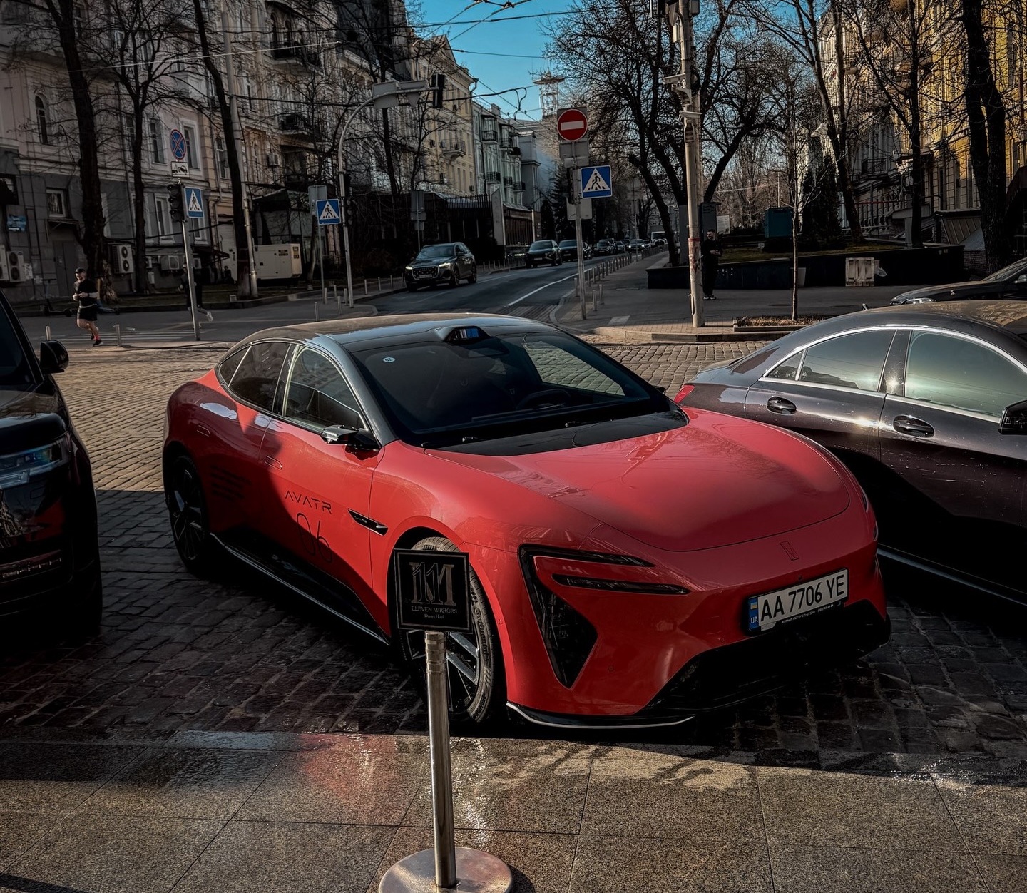 В Україну привезли потужний електрокар від Huawei без заднього скла (фото)