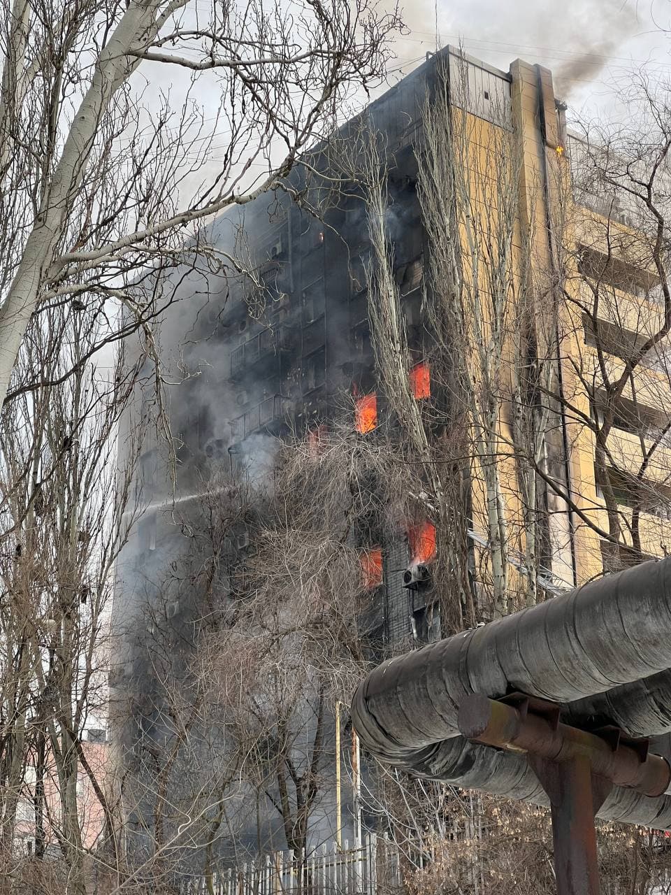 В Днепре загорелся центральный офис компании АТБ (фото, видео)