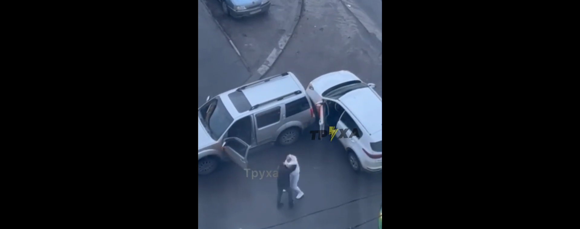 В Харькове две девушки начали драться посреди дороги после ДТП (видео)