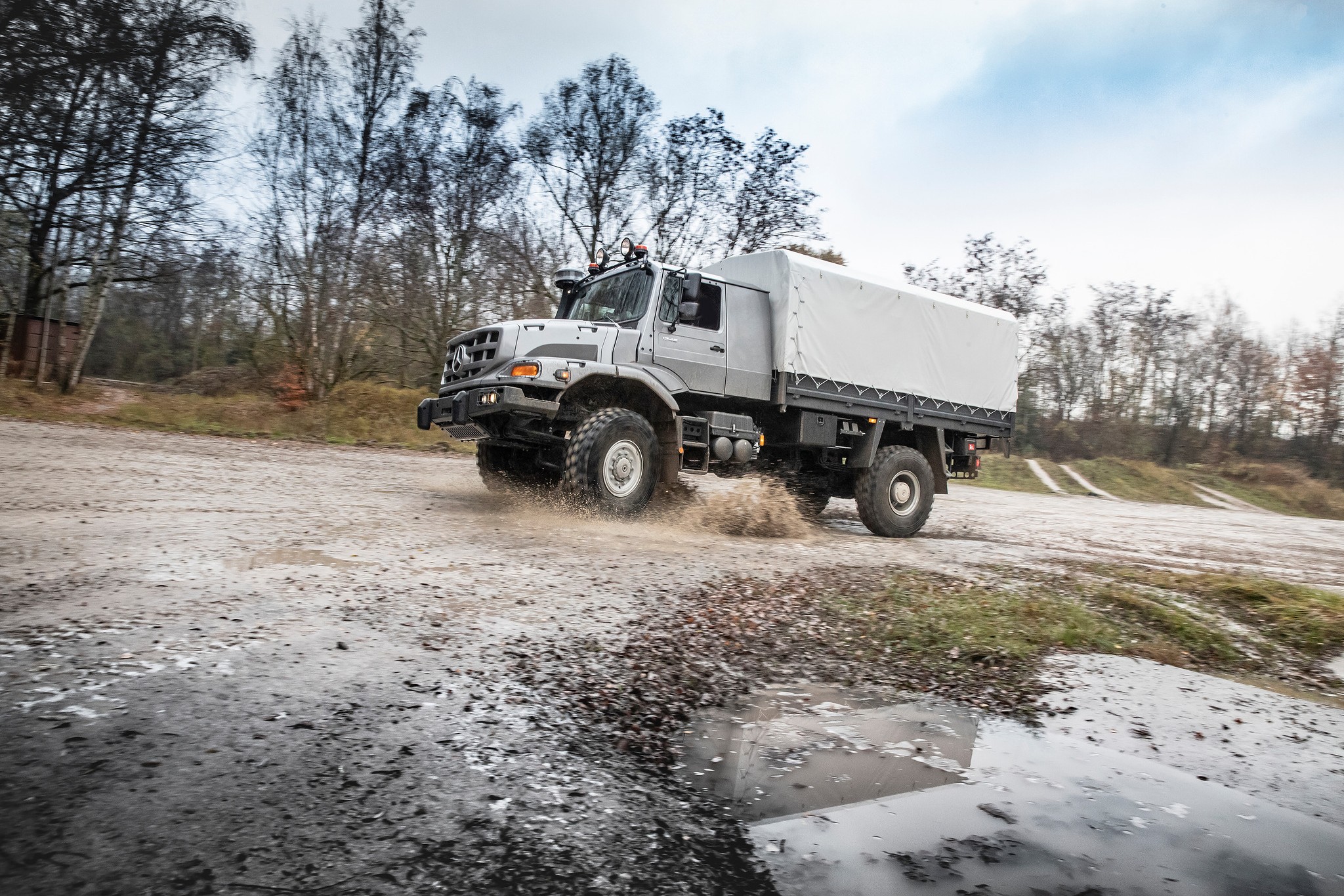 Грузовики для ВСУ — компания Mercedes отправила в Украину 100 автомобилей  Zetros