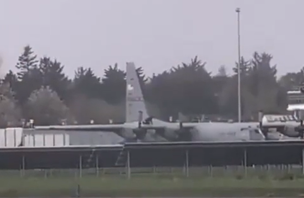 Чоловік із сокирою напав на американський військовий літак: подробиці (відео)