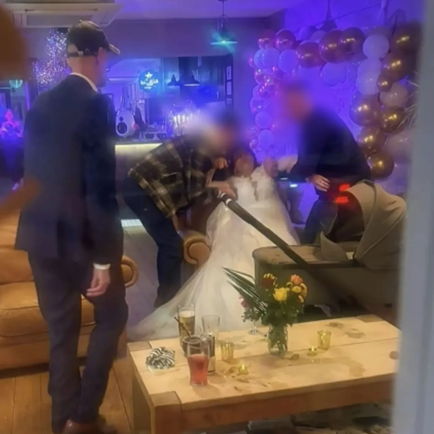 Наречена перехвилювалась на весіллі, захопилась випивкою і втратила свідомість (фото)