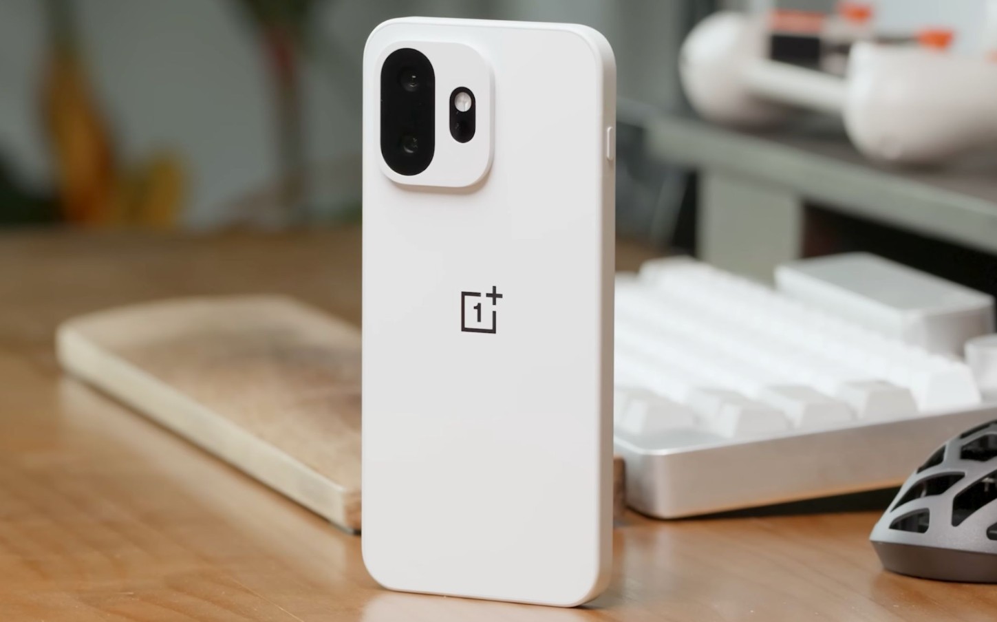 Компактність, флагманська міць і батарея 7500 мАг: огляд OnePlus 15T (відео)