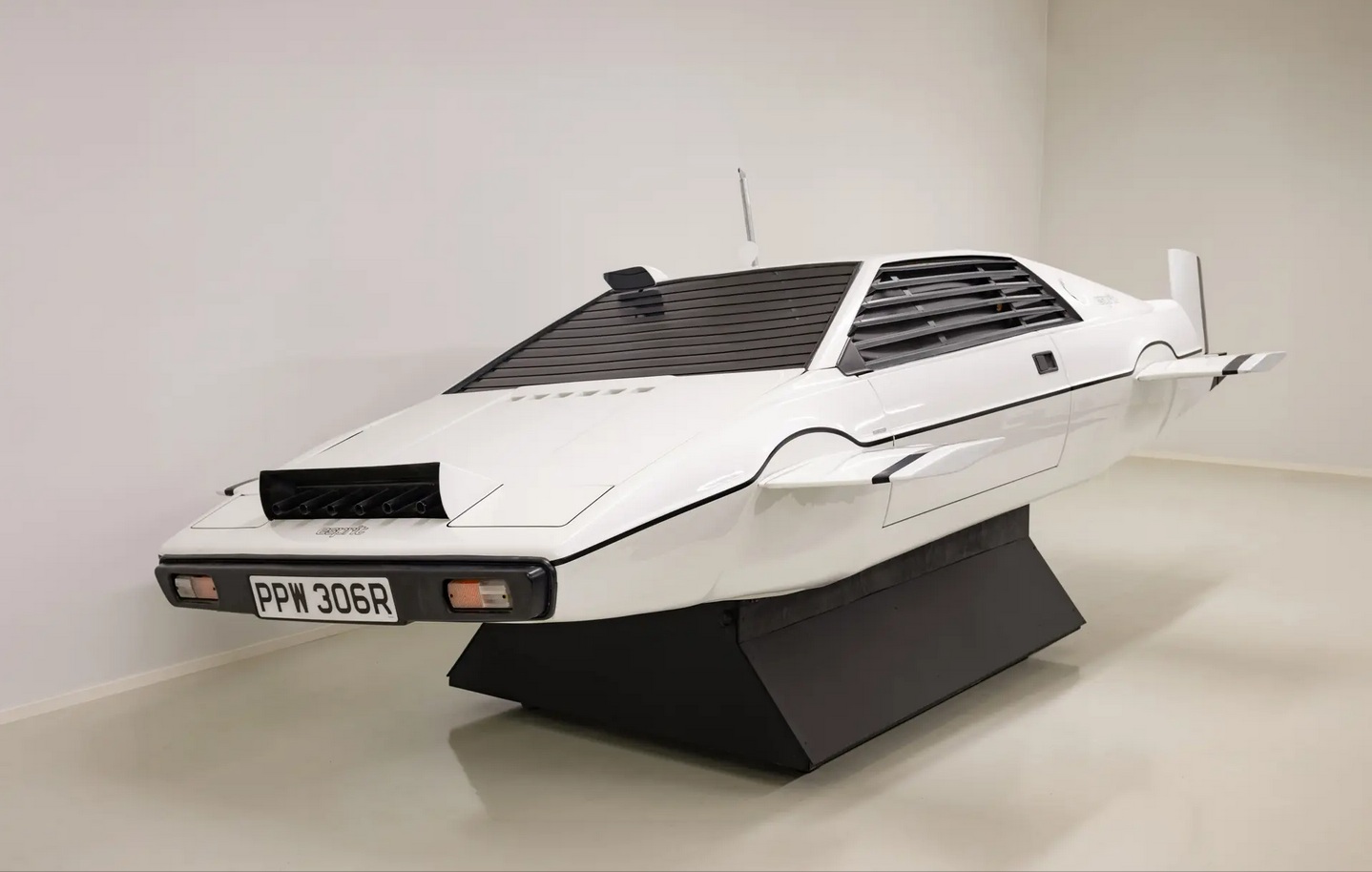 Перетворили на субмарину: на аукціон виставили знаменитий суперкар Джеймса Бонда (відео)