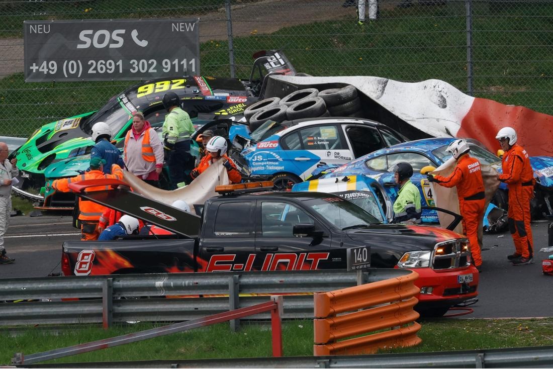 Зелене пекло: досвідчений гонщик загинув у масштабній аварії на перегонах у Німеччині (відео)