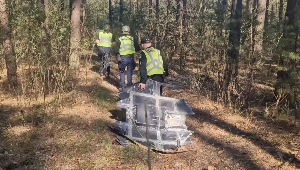 Гуляв по лісу і натрапив на дрон: у Києві знайшли 