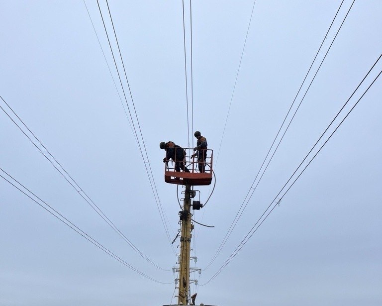 Атаки РФ залишили без світла частину України: які області постраждали