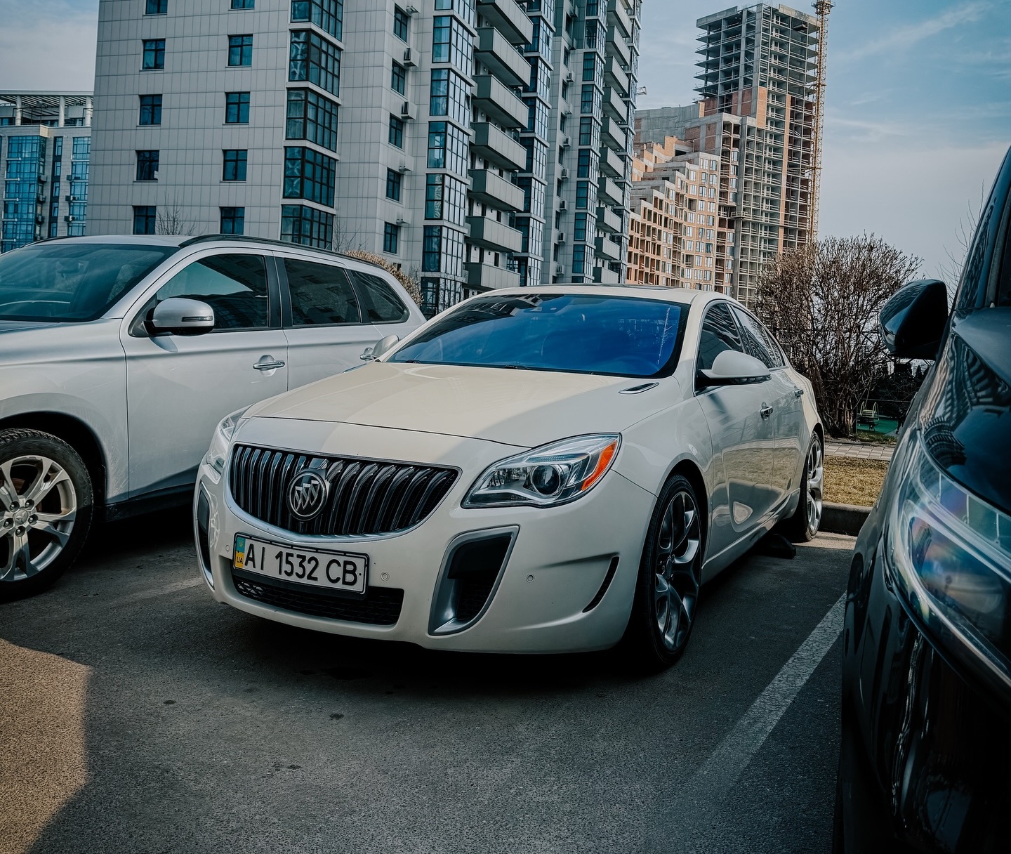 Німецький американець: у Києві помітили заряджений седан від General Motors (фото)