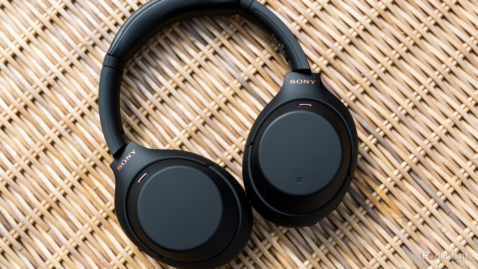 Дешевша альтернатива AirPods Max: які навушники Sony рекомендують в Україні (фото)
