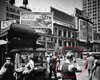 На снимке 1936 года заметили путешественника во времени с устройством из будущего (фото)
