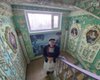 После клинической смерти изменил жизнь: пенсионер создает "Версаль" в подъезде многоэтажки Киева