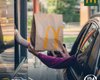 "Дратівлива звичка": працівниця McDonald's поділилась, чому ігнорує клієнтів (відео)