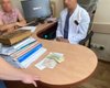 6 тисяч доларів за безплатну операцію: у Києві в Інституті урології викрили хабарника (фото)