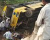 Школьный автобус с 50 детьми перевернулся в Индии