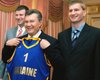 Баскетболисты подарили Януковичу майку сборной Украины