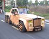 Умелец создал невероятный шестиколесный седан Rolls-Royce из дерева (видео)