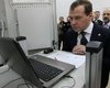 Медведев: социальные сети нужно развивать, блокировать их невозможно
