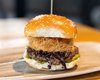 Рестораторы воспользовались хайпом и добавили "дубайский шоколад" в бургер: где можно попробовать это блюдо