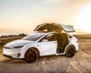 В США заметили необычный электрокар Tesla, полностью покрытый блестящими монетами (фото)