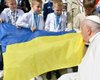 Поцеловал желто-голубой флаг: Папа Римский встретился с детьми из Украины (фото)