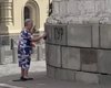 У Москві затримали бабусю, яка писала "ГУР" на Лобному місці (відео)
