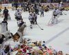 После хоккейного матча в США болельщики выбросили на лед тысячи мягких игрушек