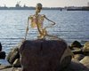 В Копенгагене выставили скелет Русалочки