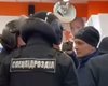 В Харькове полицейский спецназ вытолкал покупателя без маски из магазина (видео)