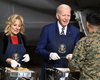 Первая леди США отпраздновала День благодарения вместе с военными и их семьями