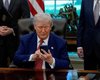 Изготовлен не в США: "золотой" смартфон Трампа оказался переделанной моделью из Китая