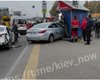 Автомобиль такси влетел в Киеве в остановку транспорта, есть пострадавшие