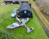 Шокировал соседей: мужчина разместил в саду самолет времен Второй мировой войны (фото)