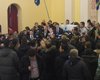 Митингующие захватили колонный зал Киевсовета, с ними встретился Попов