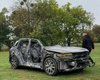 Volkswagen Touareg опинився в епіцентрі обстрілу з боку РФ, але завівся і поїхав (відео)