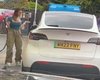 Старые привычки: британка пыталась заправить электромобиль Tesla бензином (видео)