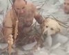 Испанские полицейские спасли пса, упавшего в ледяной водоем (видео)