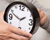 Переход на зимнее время в Украине 2025: когда и в какую сторону крутить стрелки часов