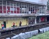 После удара РФ по метро в Киеве на остановках выстроились очереди: как курсируют поезда и автобусы