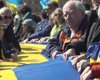Весит 150 кг: возле Белого дома развернули огромный флаг Украины (видео)